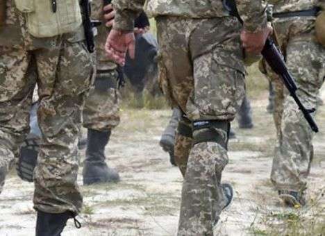 Контрактники на передовой будут получать больше срочников