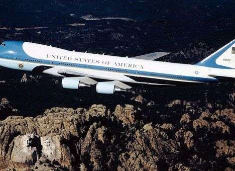 Стоимость нового президентского самолета повергла Трампа в шок
