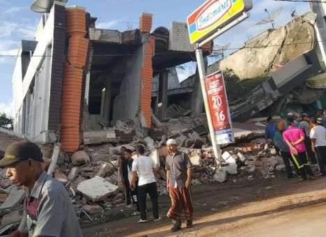 В результате землетрясения в Индонезии погибло 25 человек