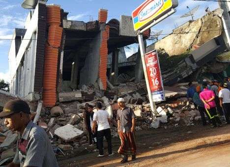 Число жертв землетрясения в Индонезии выросло до 92 погибших