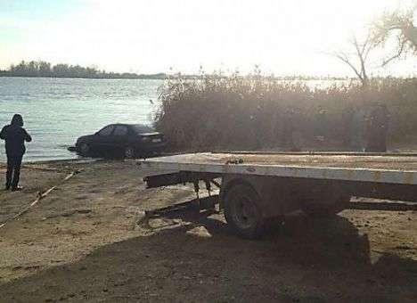 В Херсоне на дне реки нашли легковушку с двумя телами
