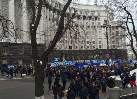 Протестующие перекрыли въезд на Грушевского