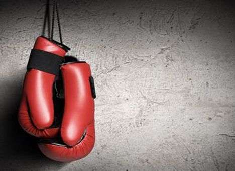 Боксера наказали за бросок стола (ВИДЕО)