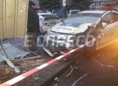 Полицейские на «Приусе» протаранили киоск в Киеве