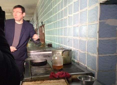 Луценко будет требовать увольнения начальника колонии по статье