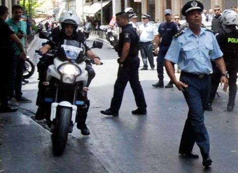 В Афинах осужденный на пожизненный срок открыл стрельбу по полицейским