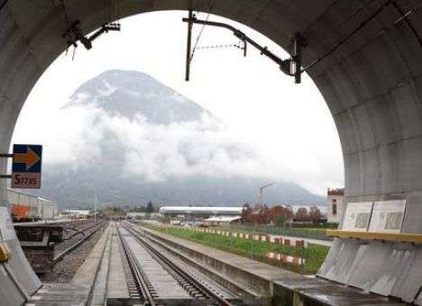 Первый регулярный пассажирский поезд прошел через 57-километровый  Готардский тоннель