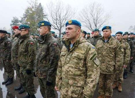 Украинские десантники участвуют в военных учениях в Польше