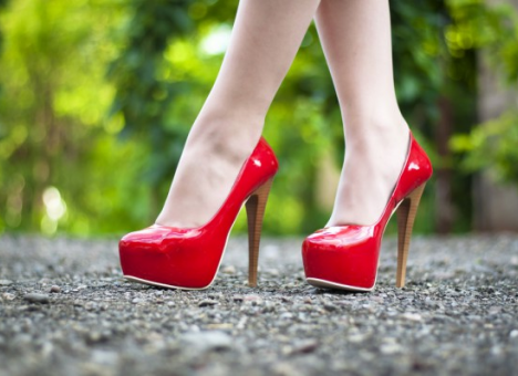 Медики рассказали об опасности каблуков