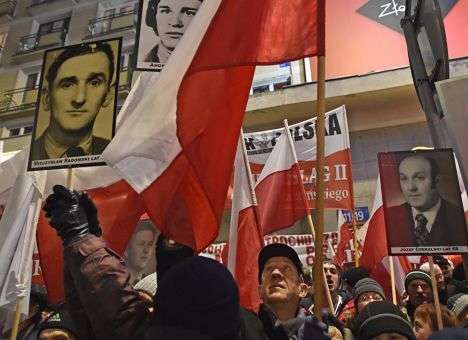 В Варшаве прошел 30-тысячный марш, на котором вспомнили как 35 лет назад в Польше ввели военное положение