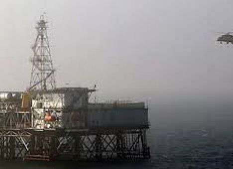 В Каспийском море ищут десятерых пропавших без вести нефтяников