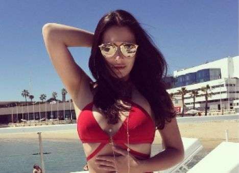 Дочь мэра Днепра похвасталась своей фигурой и букетами от женихов