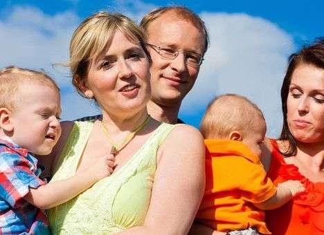 В Британии одобрено рождение детей от трех родителей