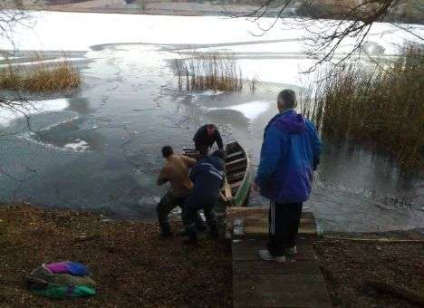 Появилось видео как в Черкассах спасали провалившихся под  лед  девочек