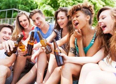 Специалисты рассказали, что заставляет подростков употреблять алкоголь