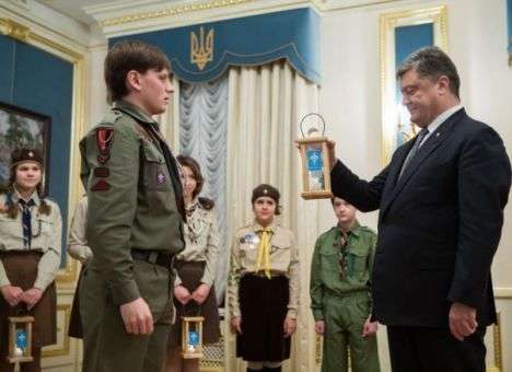 Порошенко вручили Вифлеемский огонь мира