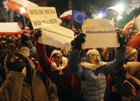 В Варшаве полиция применила к участникам  антиправительственной акции протеста физическую силу
