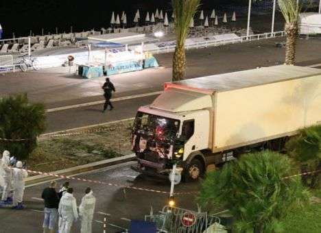 Троим задержанным по подозрению в соучастии в теракте в Ницце предъявлены обвинения