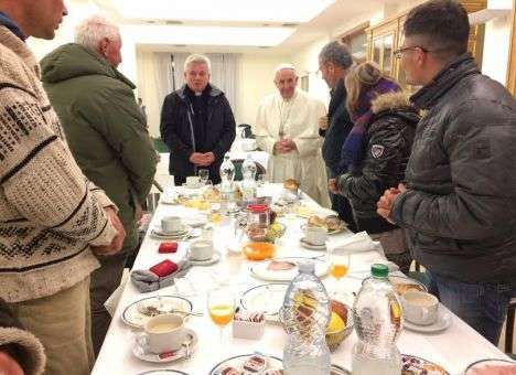 Папа Римский в честь своего 80-летия накормил завтраком восьмерых бездомных