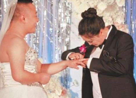 Необычная свадьба: жених пришел в ЗАГС в свадебном платье (ФОТО)