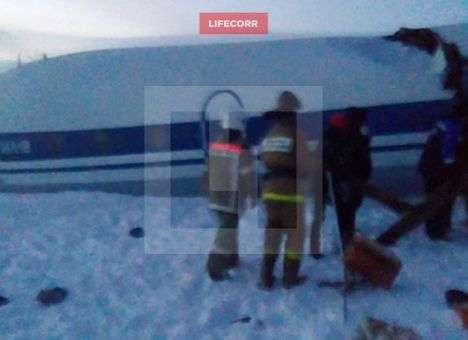 В сети появились фото и видео с места крушения самолета в Якутии