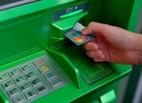 Минфин опубликовал видеоролик, успокаивающий клиентов «Приватбанка», но люди продолжают опустошать банкоматы