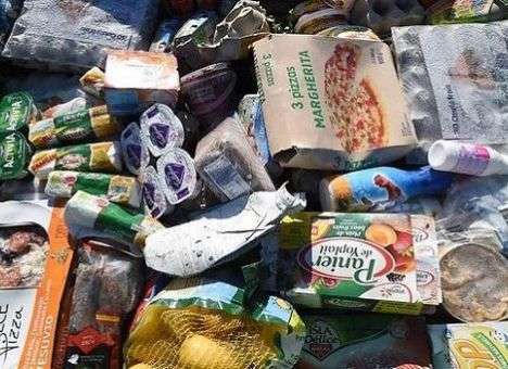 В Латвии хотят кормить малообеспеченных просроченной едой