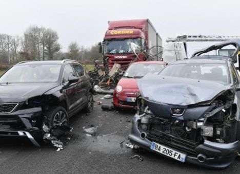 Во Франции в масштабном ДТП столкнулись 50 авто, есть жертвы (ФОТО)
