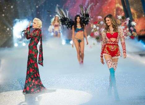 Леди Гага спела с моделями Victorias Secret (Видео)