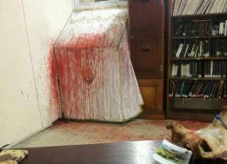 В Умани неонацисты залили кровью синагогу на могиле Рабби Нахмана (фото)