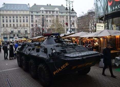 Антитеррористический центр Венгрии вывел на улицы города бронетехнику (фото)