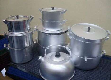 Медики сообщили, к какому страшному недугу приводит алюминиевая посуда