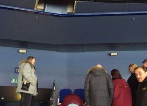 Во время матча КХЛ болельщица выпала из VIP-ложи