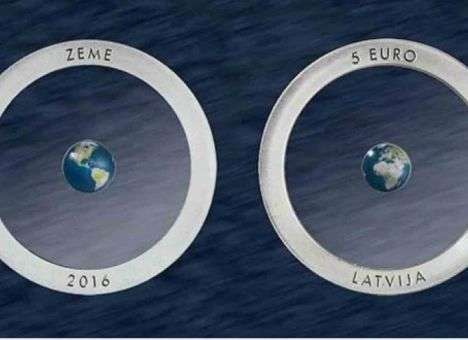 Латвия выпустила прозрачную монету с Землей (фото)