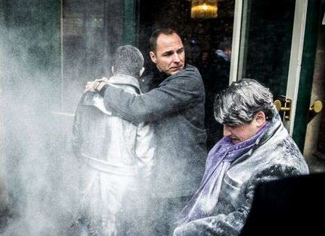 Экс-премьера Франции обсыпали мукой