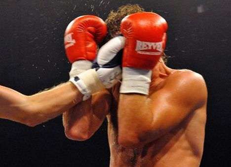 Экс-чемпион мира по боксу избил мать и подрезал брата