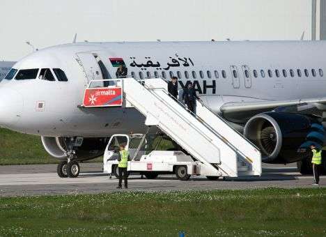 Угонщики ливийского самолета попросили политического убежища на Мальте