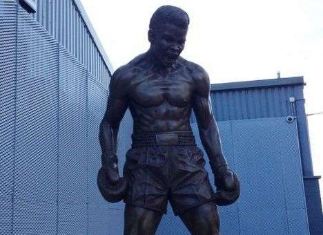 В Ливерпуле установили статую легендарному боксеру