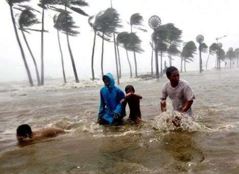 На Филиппины надвигается мощный тайфун