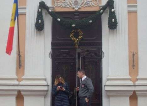 Со здания резиденции нового президента Молдовы сняли флаг ЕС