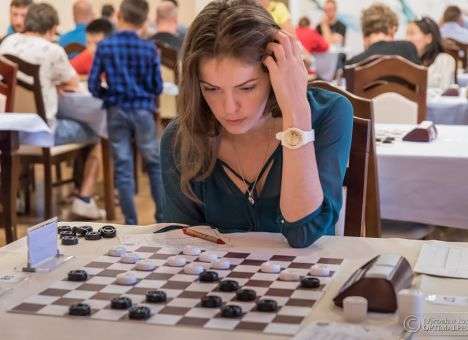 Гроссмейстер из Одессы завоевала все золотые медали ЧУ по шашкам