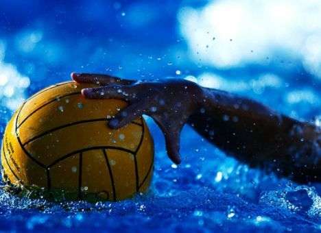 Ватерполист забил гол ногой (ВИДЕО)