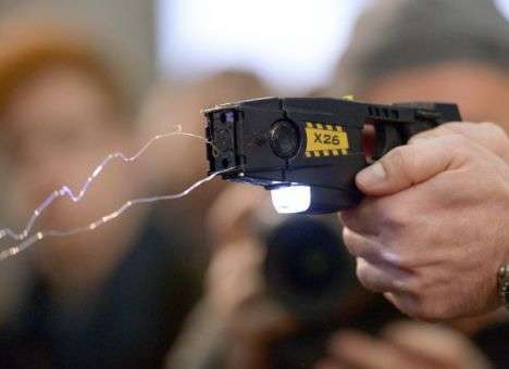 Корейские бортпроводники будут усмирять пассажиров шокерами