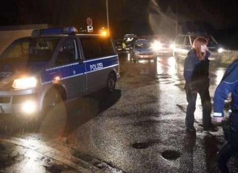 В Германии семеро мигрантов подожгли одежду на бездомном