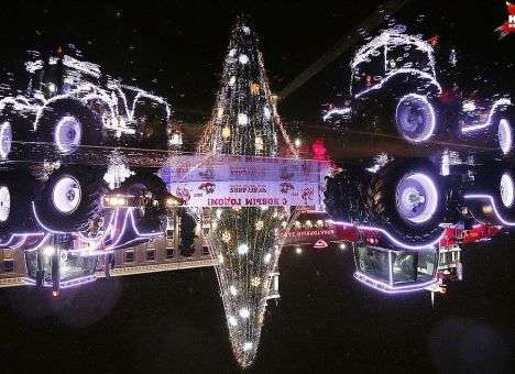 В Беларуси тракторы станцевали танго возле новогодней елки (фото/видео)