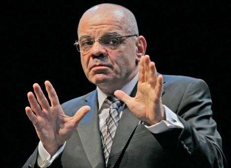 Во время гастролей в Тобольске Райкин «оторвал мышцу» на ноге