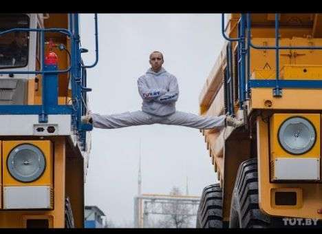 Каскадер из Беларуси повторил знаменитый трюк Ван Дамма