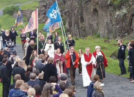 Зарабатывать $ 5000 в месяц просто, приезжай в Исландию и женись