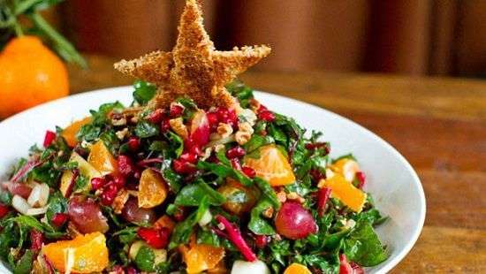 Как не поправиться во время новогодних застолий, рассказали диетологи