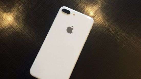 Показан iPhone 7 в белом глянце